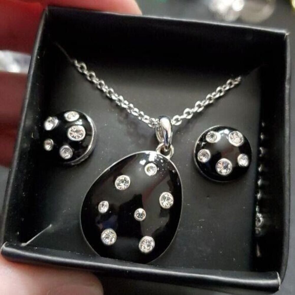 Avon silver tone matching earring and necklace set